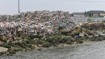 Menyedihkan, Pantai di Gresik Bau Busuk Karena Jadi Tempat Pembuangan Akhir Sampah