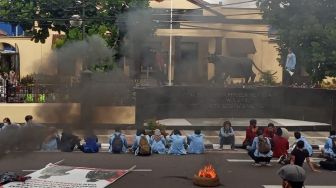 Bakar Ban di Depan Polrestabes Bandung, Mahasiswa Desak Polisi Bertanggungjawab  Penyerangan Unisba