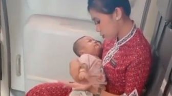 Pramugari Ngemong Bayi di Pesawat Banjir Pujian Netizen, Ini Sosok Evi