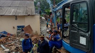 Petugas Gabungan Masih Berjibaku Bersihkan Sisa Banjir dan Longsor Ciganjur