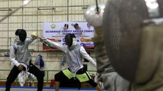 Sejumlah atlet cabang olahraga anggar mengikuti latihan rutin di gedung Komite Olahraga Nasional Indonesia (KONI), Banda Aceh, Aceh, Senin (12/10/2020). [ANTARA FOTO/Irwansyah Putra]