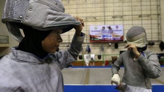 Sejumlah atlet cabang olahraga anggar mengikuti latihan rutin di gedung Komite Olahraga Nasional Indonesia (KONI), Banda Aceh, Aceh, Senin (12/10/2020). [ANTARA FOTO/Irwansyah Putra]