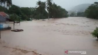 Seribuan Orang Mengungsi Akibat Banjir di Garut Selatan