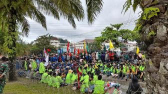 Unjuk Rasa di Gedung DPRD Kaltim, Ribuan Demonstran Orasi dan Bersolawat