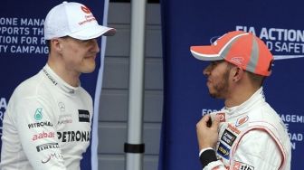 Keluarga Michael Schumacher Hadiahkan Helm ke Lewis Hamilton