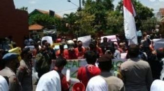 Mahasiswa Mojokerto Demo UU Cipta Kerja Lagi, Teriaki Bupati Agar Keluar..