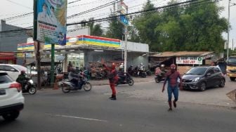 Geger, Deadpool dan Spiderman Alih Profesi Jadi Tukang Parkir di Serang