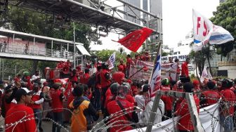 Aksi Massa Buruh Mulai Berdatangan Menuju Istana