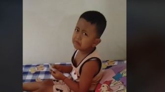 Video Bocah Nangis Memeluk Fotokopi KTP Ayah, Alasannya Bikin Terharu