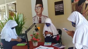 Tak Punya HP, Tiga Siswa di Pekalongan ini Tetap Berangkat ke Sekolah