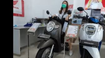 Menemani Aktivitas di Bali, Beauty Vlogger Molita Lin Pilih Honda Scoopy