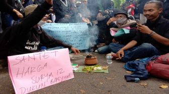Demo Omnibus Law di Banyuwangi, Kalau Semua Dilarang: Ya Sudah Santet Saja!