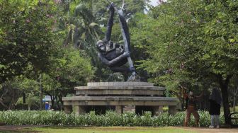 Pengunjung berfoto di Taman Margasatwa Ragunan, Jakarta, Selasa (13/10/2020). [Suara.com/Angga Budhiyanto]