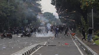 Sejumlah massa terlibat bentrokan dengan aparat kepolisian saat aksi unjuk rasa tolak UU Cipta Kerja di kawasan Patung Kuda, Jakarta, Selasa (13/10/2020). [Suara.com/Angga Budhiyanto]