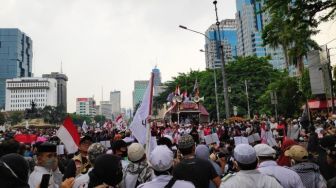 Demo UU Cipta Kerja di Patung Kuda Memanas, Polisi Teriak Ancam Menangkap