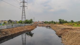 Kondisi aliran kali Blencong yang sudah bersih dari sampah di Desa Setia Asih, Kecamatan Tarumajaya, Kabupaten Bekasi, Jawa Barat, Selasa (13/10). [Suara.com/Alfian Winanto]