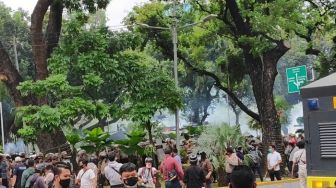 Bentrok dengan Polisi, Massa PA 212 Awalnya Teriak Yel-yel Turunkan Jokowi