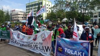 Demo Tolak UU Cipta Kerja Berlanjut, Ratusan Buruh Serbu DPRD Kalbar