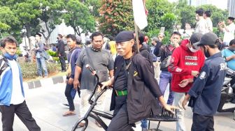 Duduki Jok Sepeda Penuh Paku, Aksi Jawara Banten Gowes ke Jakarta Ikut Demo