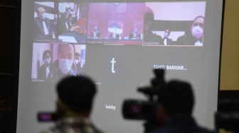 Layar menampilkan terdakwa kasus dugaan pembuatan dokumen perjalanan palsu Djoko Tjandra saat menjalani sidang dengan agenda pembacaan dakwaan secara virtual di PN Jakarta Timur, Jakarta, Selasa (13/10/2020). [ANTARA FOTO/Hafidz Mubarak]
