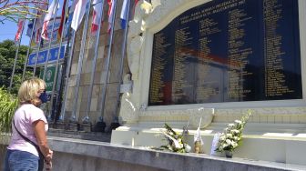 Wisatawan berdoa saat peringatan 18 tahun tragedi bom Bali di Monumen Bom Bali, Badung, Bali, Senin (12/10/2020).  [ANTARA FOTO/Fikri Yusuf]
