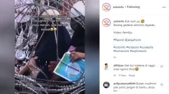 Main Terobos Jalan, Dua Wanita Tersangkut di Gulungan Kawat Berduri