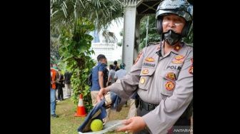 Polisi Amankan Bola Kasti Dilempar Pendemo, Diduga Mengandung Bahan Kimia