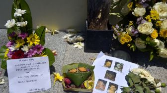 Karangan bunga dan foto korban bom Bali diletakkan warga saat peringatan 18 tahun tragedi bom Bali di Monumen Bom Bali, Badung, Bali, Senin (12/10/2020).  [ANTARA FOTO/Fikri Yusuf]