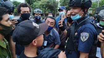 Polisi Soraki Pelajar Demonstran yang Ditangkap: Mau Update Instastory Kau?