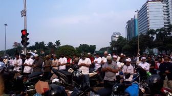 Tolak UU Cipta Kerja, Massa Aksi Salat Berjamaah di Area Patung Kuda