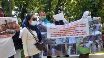 Emak-Emak Demo ke Kantor Wali Kota Tangsel: Kalau Hujan Gak Bisa Tidur