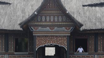 Petugas berjaga di anjungan Provinsi Sumatera Barat di Taman Mini Indonesia Indah (TMII), Jakarta, Rabu (14/10/2020). [Suara.com/Angga Budhiyanto]