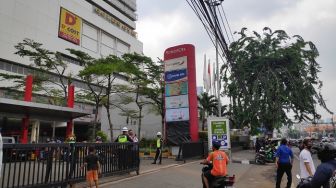 Kondisi Thamrin City usai Diserbu Massa, Dinding Gosong hingga Kaca Hancur