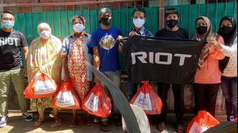 Komunitas Pelari Ini Bagi Sembako untuk Warga Makassar Terdampak Covid-19