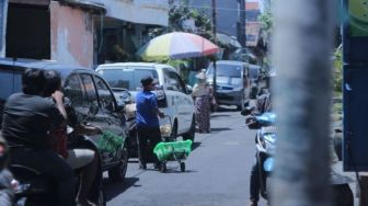 Cerita Bocah Tunanetra Jual Nasi Keliling untuk Biaya Sekolah dan Makan