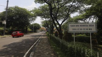 Sebuah mobil memasuki area Taman Mini Indonesia Indah (TMII), Jakarta, Rabu (14/10/2020). [Suara.com/Angga Budhiyanto]