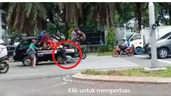 Viral Rombongan Bocah Paksa Pikap Berhenti di Jalan, Endingnya Bikin Ngilu