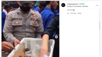 Berhati Malaikat, Polisi Ini Borong Jajanan Lalu Dibagikan ke Demonstran