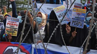 Ratusan demonstran yang tergabung dalam Konfederasi Serikat Pekerja Nasional (KSPN) berunjuk rasa menolak pengesahan Undang-undang Cipta Kerja di Alun-alun Serang, Banten, Rabu (14/10/2020).  [ANTARA FOTO/Asep Fathulrahman]