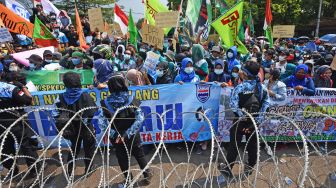 Ratusan demonstran yang tergabung dalam Konfederasi Serikat Pekerja Nasional (KSPN) berunjuk rasa menolak pengesahan Undang-undang Cipta Kerja di Alun-alun Serang, Banten, Rabu (14/10/2020).  [ANTARA FOTO/Asep Fathulrahman]