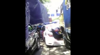 Video Mobil Polisi Ringsek Digencet 2 Truk di Tol Surabaya, Netizen Bully PJR-nya