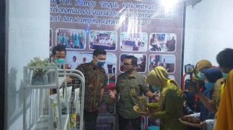 Kunjungi Mateng, Wamen Bagikan Ratusan Sertifikat