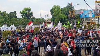 Sebagian Ruas Jalan Ahmad Yani Dialihkan, Buruh Demo di Pendopo Sukabumi