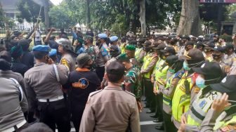 Anak STM dan Mahasiswa Merangsek Demo Satu Tahun Jokowi di Istana Bogor