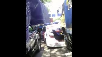 Ini Fakta Sebenarnya Video Viral di Medsos Mobil PJR Ringsek Digencet 2 Truk di Surabaya