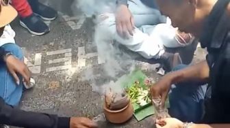 Dukun Santet Ikut Aksi Tolak UU Cipta Kerja, Diminta Kirim Batu dan Pasir..