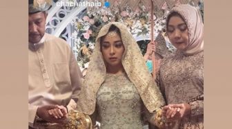 Mewah dan Elegan, Penampilan Nikita Willy Jadi Anak Daro di Malam Bainai