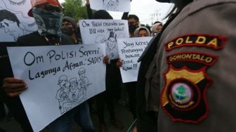 Sejumlah wartawan melakukan unjuk rasa di depan Mapolda Gorontalo, Kabupaten Gorontalo, Gorontalo, Kamis (15/10/2020).  [ANTARA FOTO/Adiwinata Solihin]