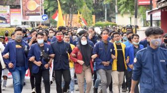 Ribuan Mahasiswa di Kalsel Kembali Turun ke Jalan Tolak UU Cipta Kerja