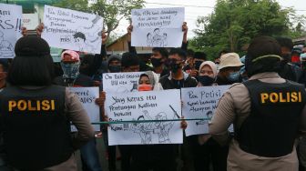 Sejumlah wartawan melakukan unjuk rasa di depan Mapolda Gorontalo, Kabupaten Gorontalo, Gorontalo, Kamis (15/10/2020).  [ANTARA FOTO/Adiwinata Solihin]